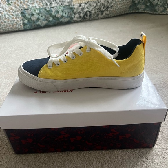 Tommy Hilfiger tweety bird sneakers with space jam logo on the side size 6 - Picture 3 of 5